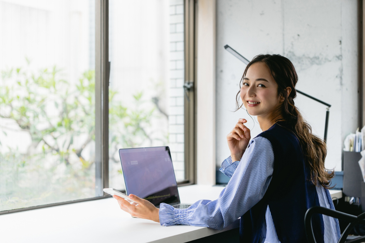 mulher no computador